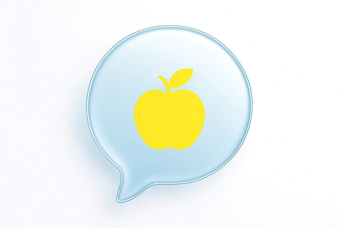 Widok jabłka na jasnym, minimalistycznym tle, ta grafika zachęca do nowoczesnej nauki ukraińskich słówek w temacie owoców